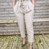 Højtaljet bukser med sløfe - beige farve